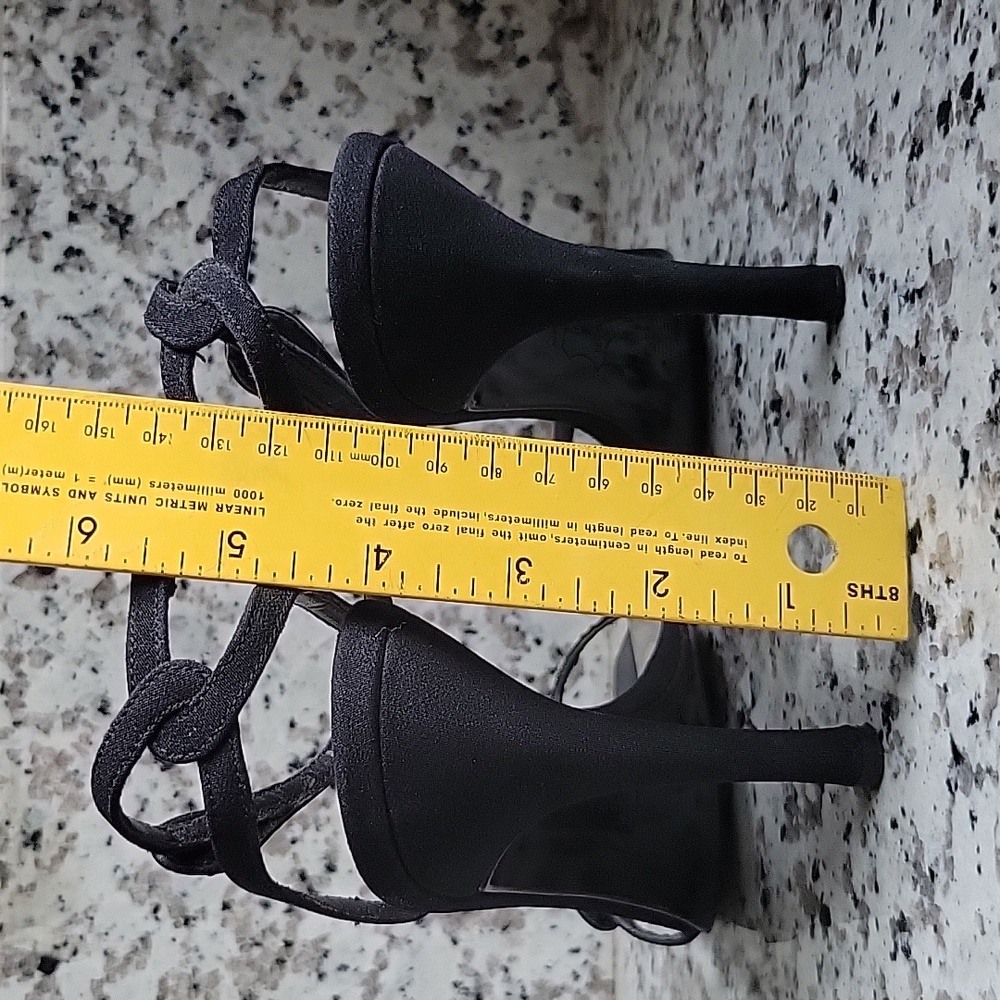 🔥🔥Special Free Offer!!🔥🔥 Preloved pair of Stuart Weitzman sandals US - Picture 7 of 10